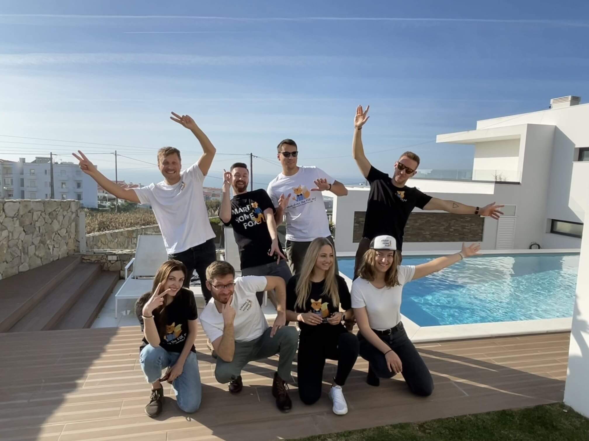 Команда Smart Home Fox стоит, объединившись в группу